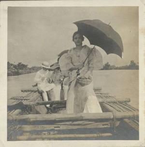 女子手持雨傘和籃子，與孩子們在竹筏上，河流 — 黑白 壁紙
