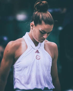 穿著白色adidas上衣的女網球運動員在比賽中低頭。 — 網球 壁紙
