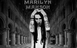 Marilyn Manson 在哥德式大教堂走廊上帶有骷髏紋身。