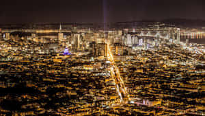 夜晚的三藩市天際線，燈火通明的建築物和金門大橋。 — 夜景城市 壁紙