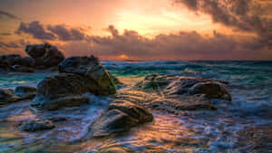 海洋上的夕陽，海浪拍打岩石