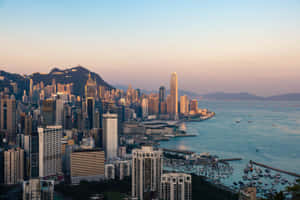日落時分的香港天際線，港口與船隻 — 天際線 壁紙