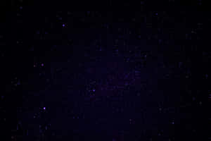 帶有紫色調和無數星星的星空夜空。