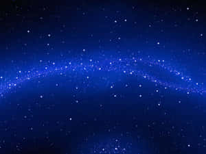 星光燦爛的夜空，一道發光的藍色星雲拱形橫跨天際。 — 星星 壁紙
