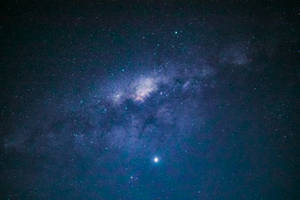在黑暗夜空中閃耀著星雲和星星的銀河系。 — 藍天 壁紙