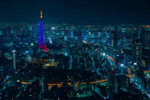 夜晚的東京城市景觀，發光的東京塔和霓虹燈。