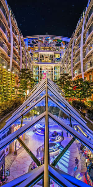 夜晚的郵輪中庭，玻璃金字塔與星空明亮照耀。 — 夜空 壁紙
