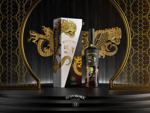 Bowmore 38年威士忌酒瓶和禮盒，帶有金色龍紋設計，置於黑色底座上。