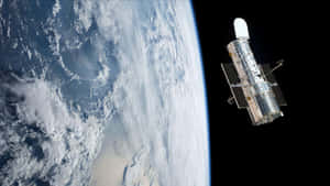 哈勃太空望遠鏡在太空中繞地球運行 — 太空 壁紙