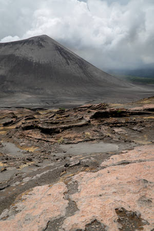 火山，龜裂大地，陰天 — 熔岩龍 壁紙