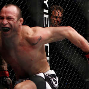 MMA拳手在籠內比賽時尖叫出拳。
