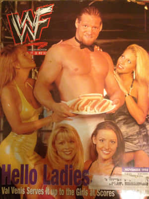 WWE摔角手Val Venis在雜誌封面上被女性圍繞著拿著熱狗。