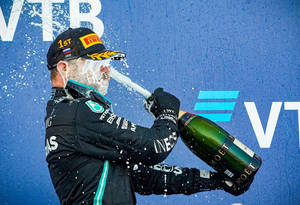 賽車手在頒獎台上噴灑香檳慶祝勝利