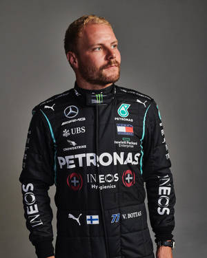 F1車手Valtteri Bottas身穿賽車服在攝影棚擺姿勢