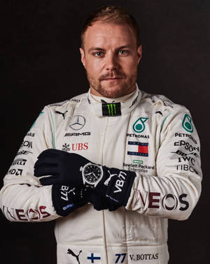F1車手Valtteri Bottas身穿賽車服，雙臂交叉。