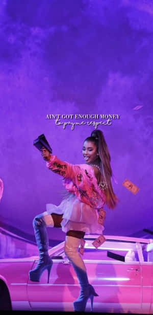Ariana Grande 在粉紅色車上表演，伴隨紫色燈光和漂浮的金錢。