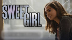 一位年輕女性在窗戶上的 sweet girl 字樣旁邊微笑。