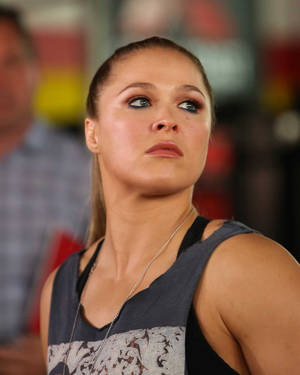 在健身房中，眼妝暈染的嚴肅女拳手