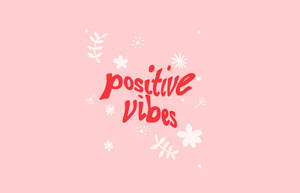 粉紅背景上帶有白色花朵和星星的 positive vibes 文字