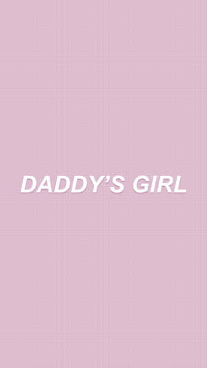粉紅色紋理背景，白色文字寫著 daddy's girl。