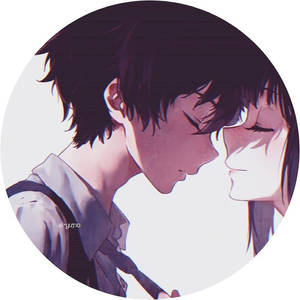 兩個動漫青少年在柔和紫色燈光下即將接吻。