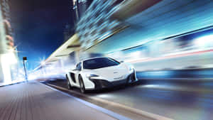 白色McLaren在夜晚閃爍的城市中高速飛馳，帶有動態模糊效果。