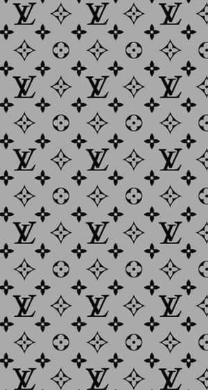 灰色牆紙，帶有重複的黑色 Louis Vuitton 標誌和花卉設計。