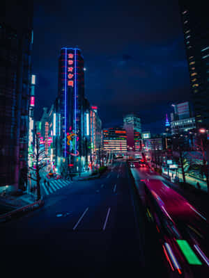 夜晚霓虹燈城市街道，有汽車燈光拖影和發光的招牌。