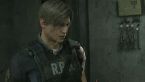 Leon S Kennedy 着住RPD背心膊頭有血喺昏暗混凝土走廊