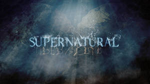 在深色煙霧背景上，帶有翼狀形狀的藍色發光 supernatural 文字。