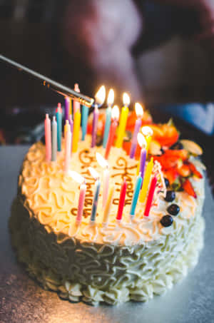 一個帶有燃燒蠟燭和水果裝飾的生日蛋糕。 — 生日蛋糕 壁紙