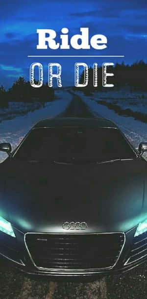 夜間雪地上的黑色奧迪與「Ride OR DIE」文字。