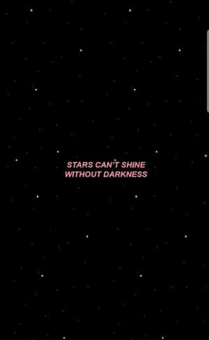 星空夜空中粉紅色文字寫著星星不能沒有黑暗而閃耀。