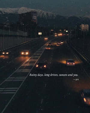 夜晚高速公路，汽車在雨中駛向積雪的山峰。