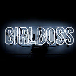 一個明亮的白色霓虹燈牌，上面寫著「GIRLBOSS」，背景為深色。