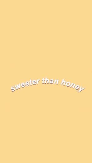 淡黃色背景上的白色Sweeter than honey文字。