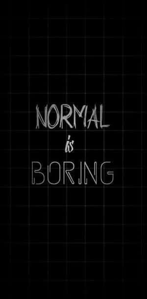在黑色網格背景上寫有「NORMAL is BORING」的文字壁紙。