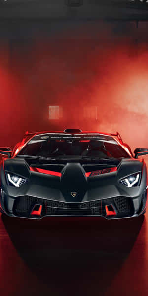 黑色林寶堅尼 Squadra Corse 超級跑車帶有紅色點綴，在煙霧瀰漫的紅色燈光車庫中。 — 18:9 壁紙