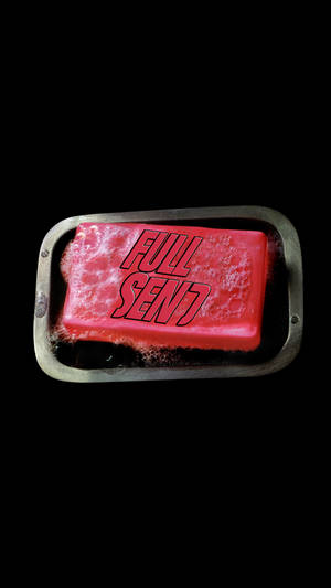 紅色肥皂帶 'FULL SEND' 字樣在金屬托盤上，黑色背景。