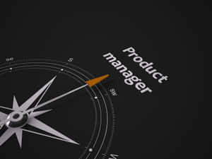 指南針指針指向深色背景上的 product manager 文字。
