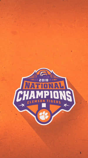 Clemson Tigers 2018 National Champions標誌在帶有紋理的橙色背景上