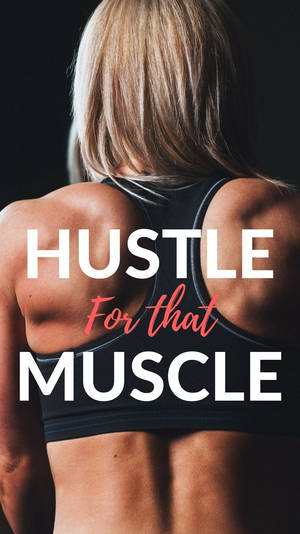 金髮女性穿著黑色運動內衣的緊實背部，帶有「HUSTLE For that MUSCLE」文字。