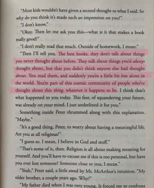 書中突出顯示的段落，討論書籍將讀者連接到宇宙社群。 — 低飽和度 壁紙