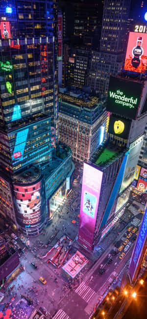 夜晚的時代廣場，閃爍的廣告牌和擁擠的街道。 — 紐約市 壁紙