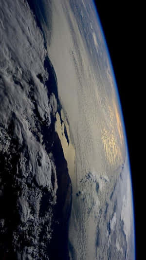 從太空看到的地球，雲層、海洋和陸地在太空的黑暗中清晰可見。