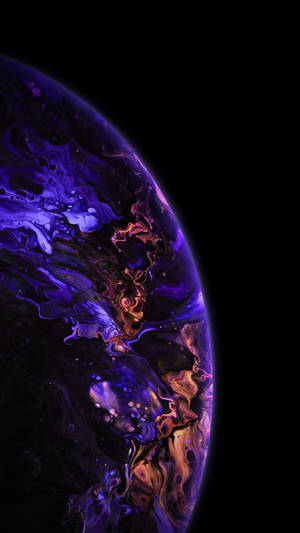 一個充滿活力的紫色和橙色宇宙行星在太空中旋轉。