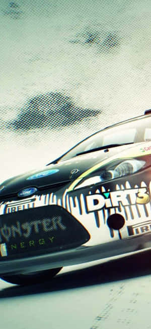 黑色拉力賽車帶有Monster Energy和Dirt 3標誌，在紋理賽道上疾馳。 — ROG Phone 9 Pro 壁紙