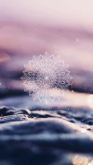 白色曼陀羅，在平靜的暮色海洋上方帶有body mind soul文字