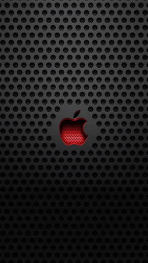 黑色穿孔金屬表面上的紅色Apple標誌