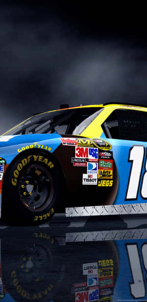 藍黃色NASCAR賽車，車號18，高速穿過黑煙並帶有反射。